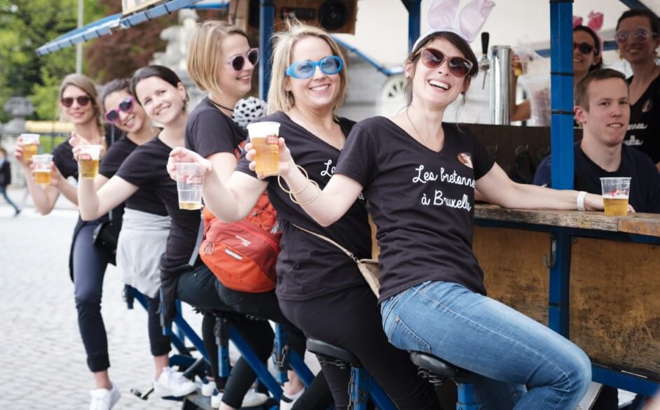 groep meisjes op bierfiets in brussel